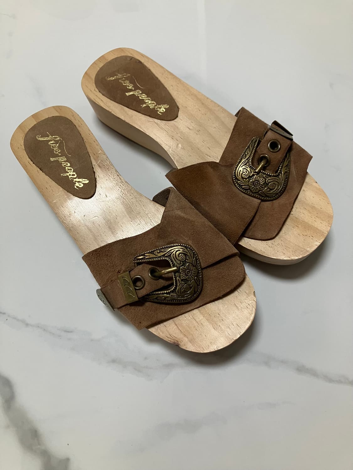 프리피플 웨스턴 버클 스웨이드 슬라이드 우든 샌들 상품이미지1