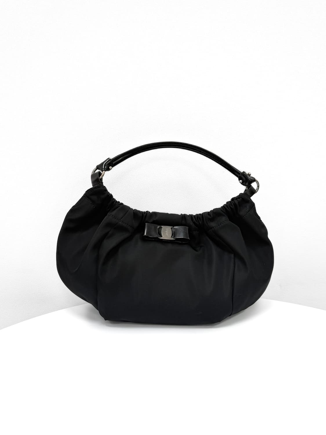 페라가모 바라보우 나일론 셔링 호보백 상품이미지1