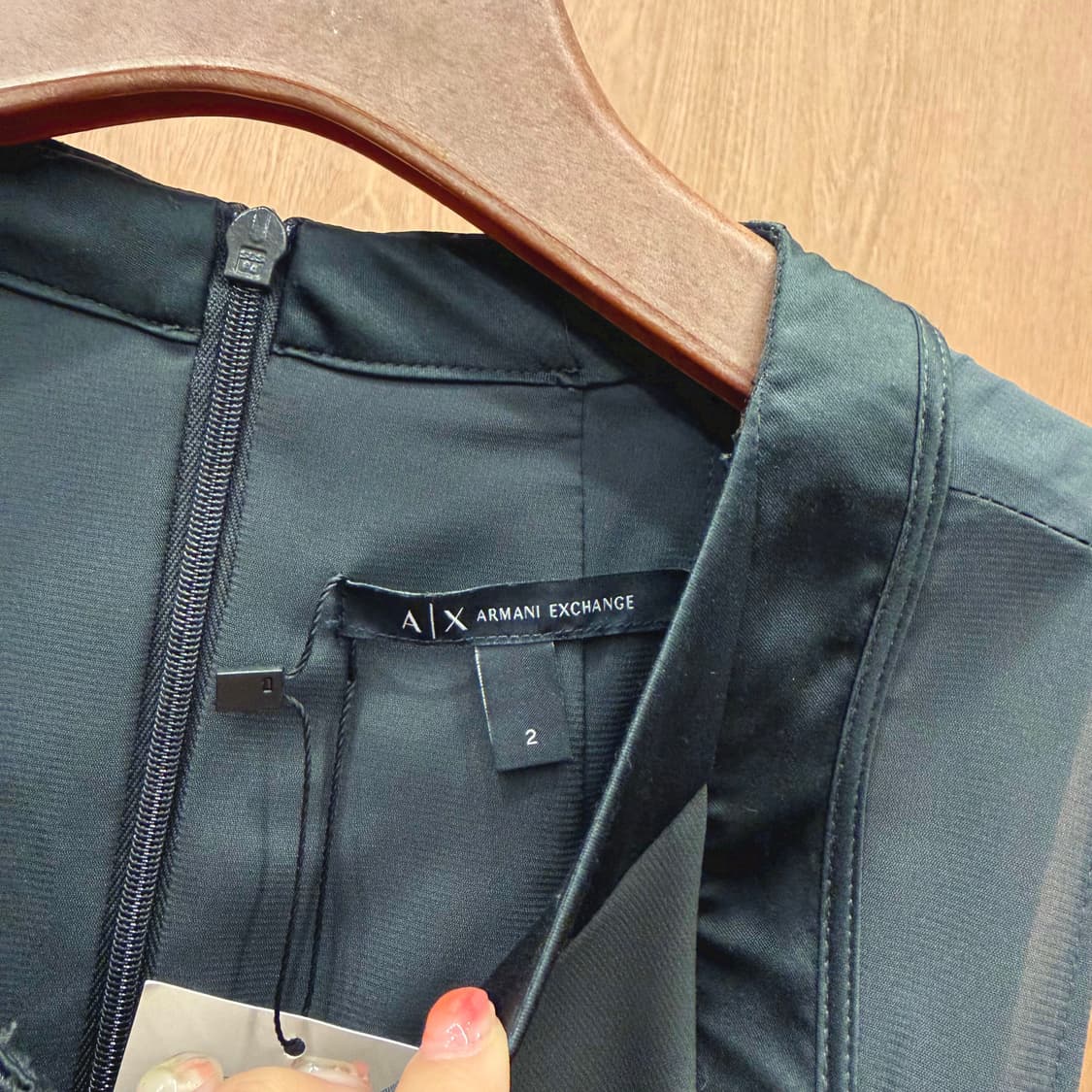 아르마니 익스체인지 슬리브리스 원피스 프론트 지퍼 메탈 로고 디테일 차콜 상품이미지7