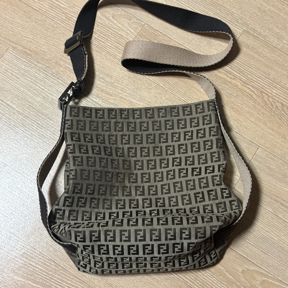 펜디 주카 숄더백 상품이미지3