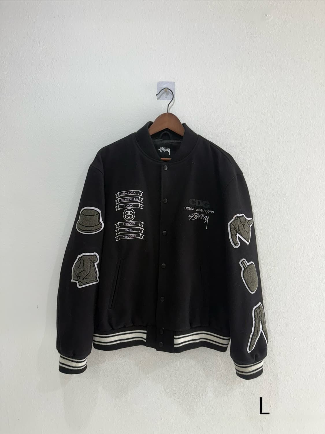 Stüssy × COMME des GARÇONS — 40주년 바시티자켓 상품이미지1