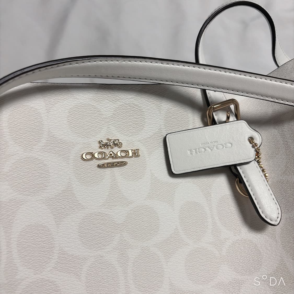 코치 화이트 시그니처 숄더백 상품이미지3