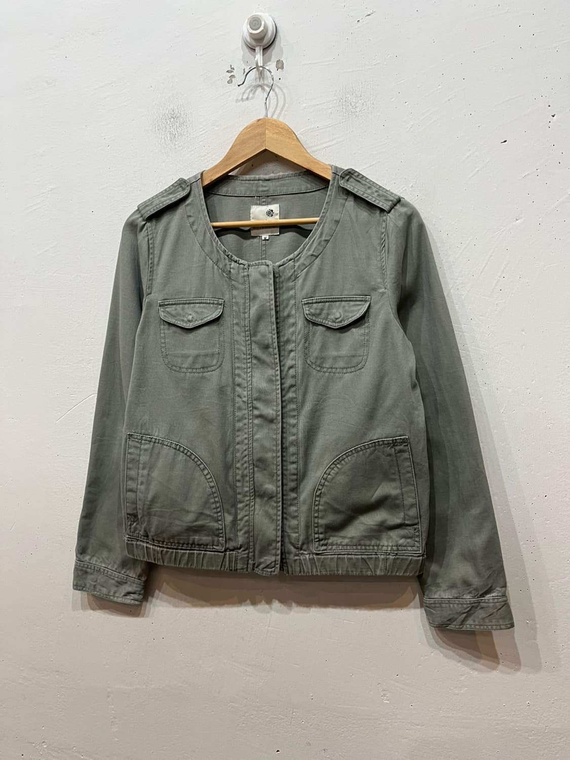 어스뮤직 JPN 카키 밀리터리 자켓 상품이미지1