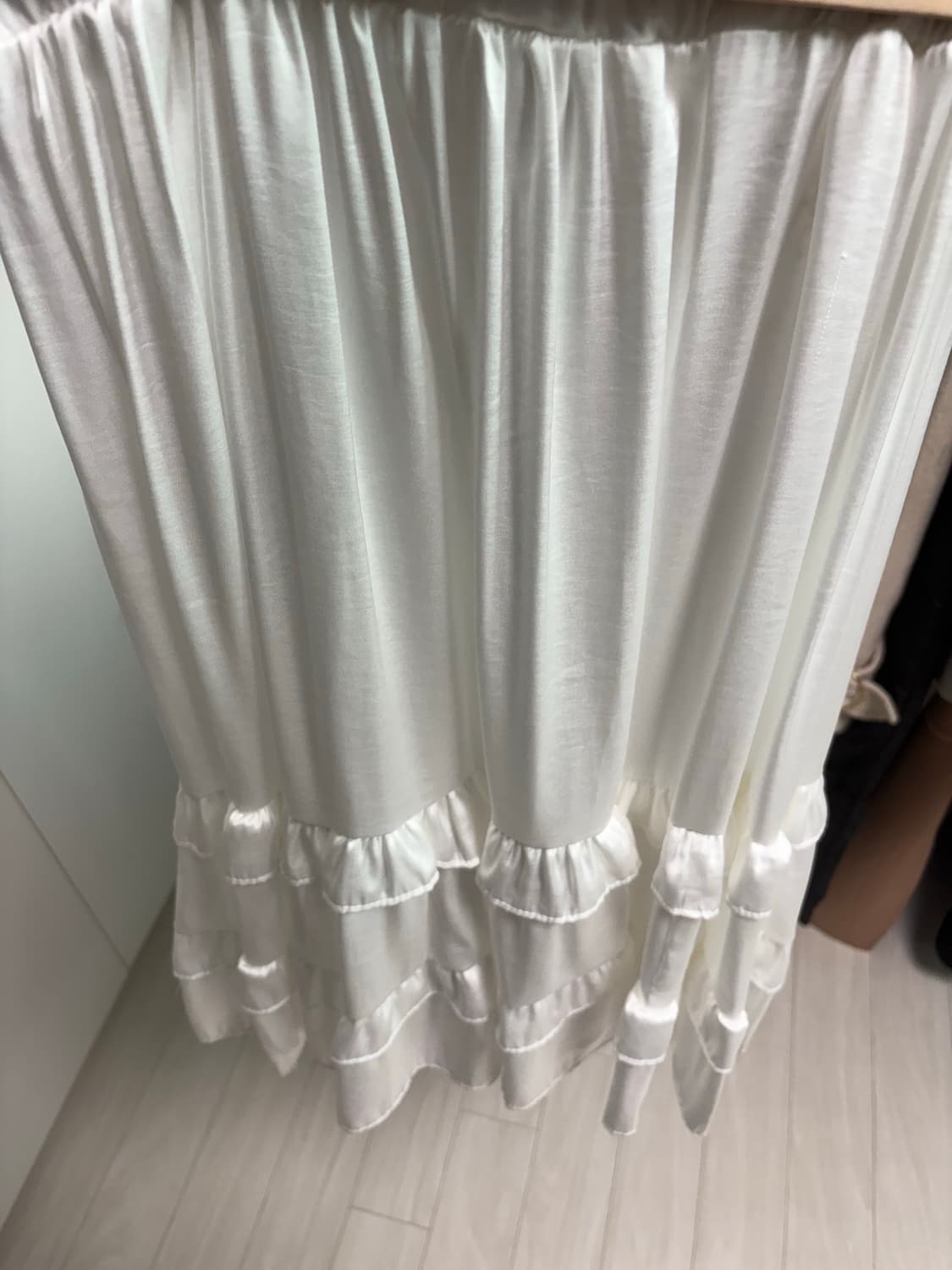 샵페어리 silky frill flare skirt ivory 상품이미지4