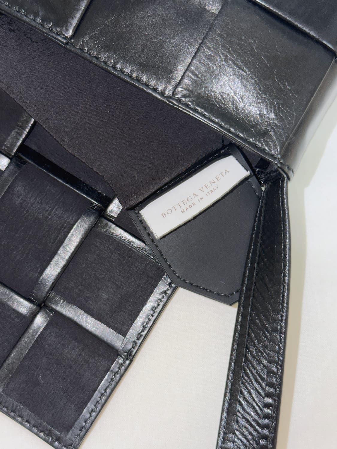 보테가 베네타 미니 레더 카세트백 블랙 상품이미지6