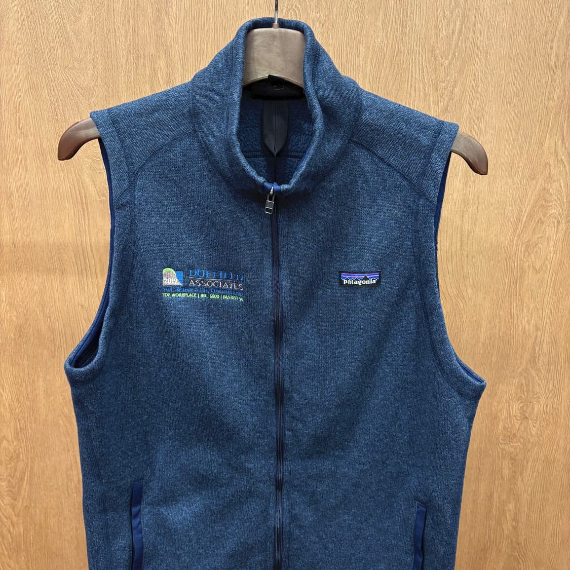파타고니아 하이넥 플리스 베스트 집업 로고 패치 디테일 네이비 상품이미지4