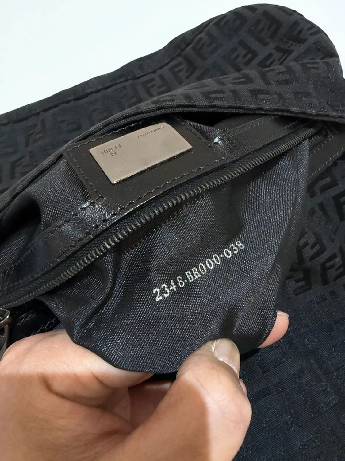 펜디 FENDI 아이코닉 주카 캔버스 바게트 백 Q1568 상품이미지10
