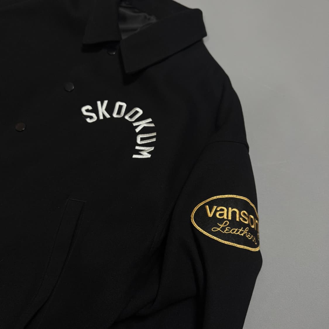VANSON x 잭로즈 x SKOOKUM 블랙 패치 로고 울 블루종 자켓 상품이미지3