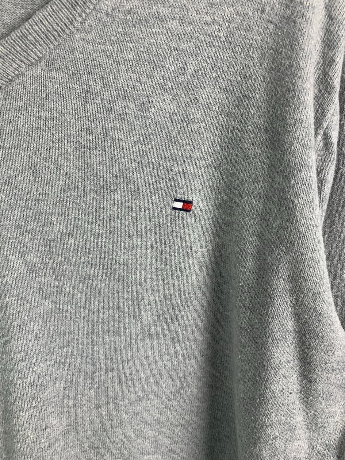 타미힐피거 자수로고 그레이 브이넥 니트 상품이미지3