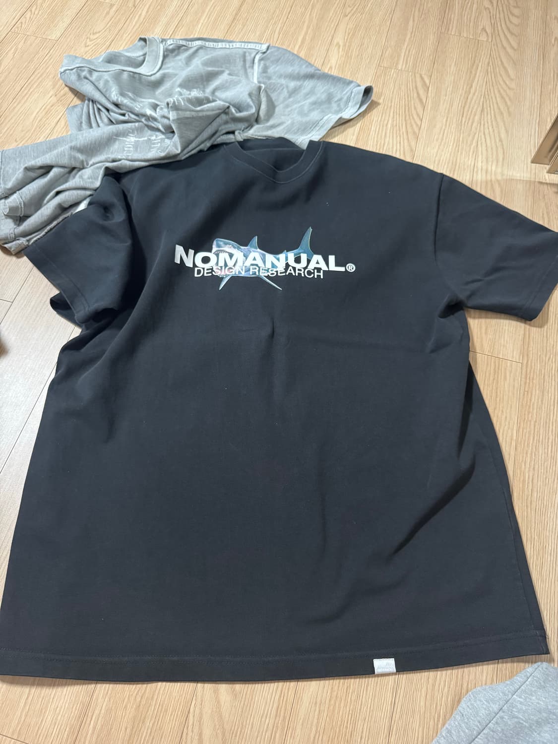 노메뉴얼 shark t-shirt 반팔티 블랙 상품이미지1