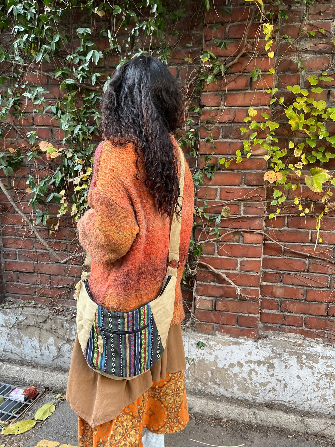 베이지 히피자수 크로스백 상품이미지4