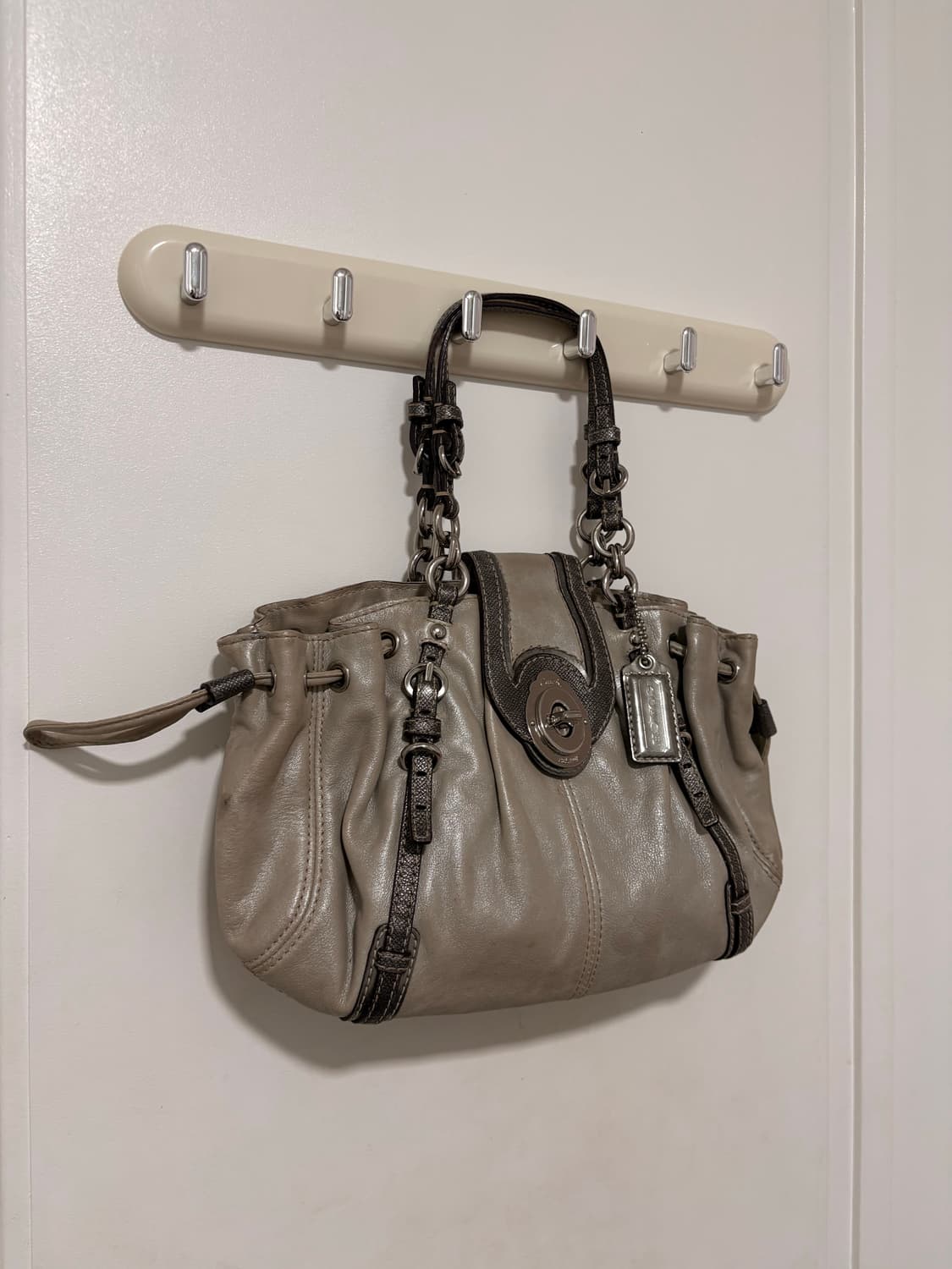 Coach silver glitter hand bag 상품이미지5