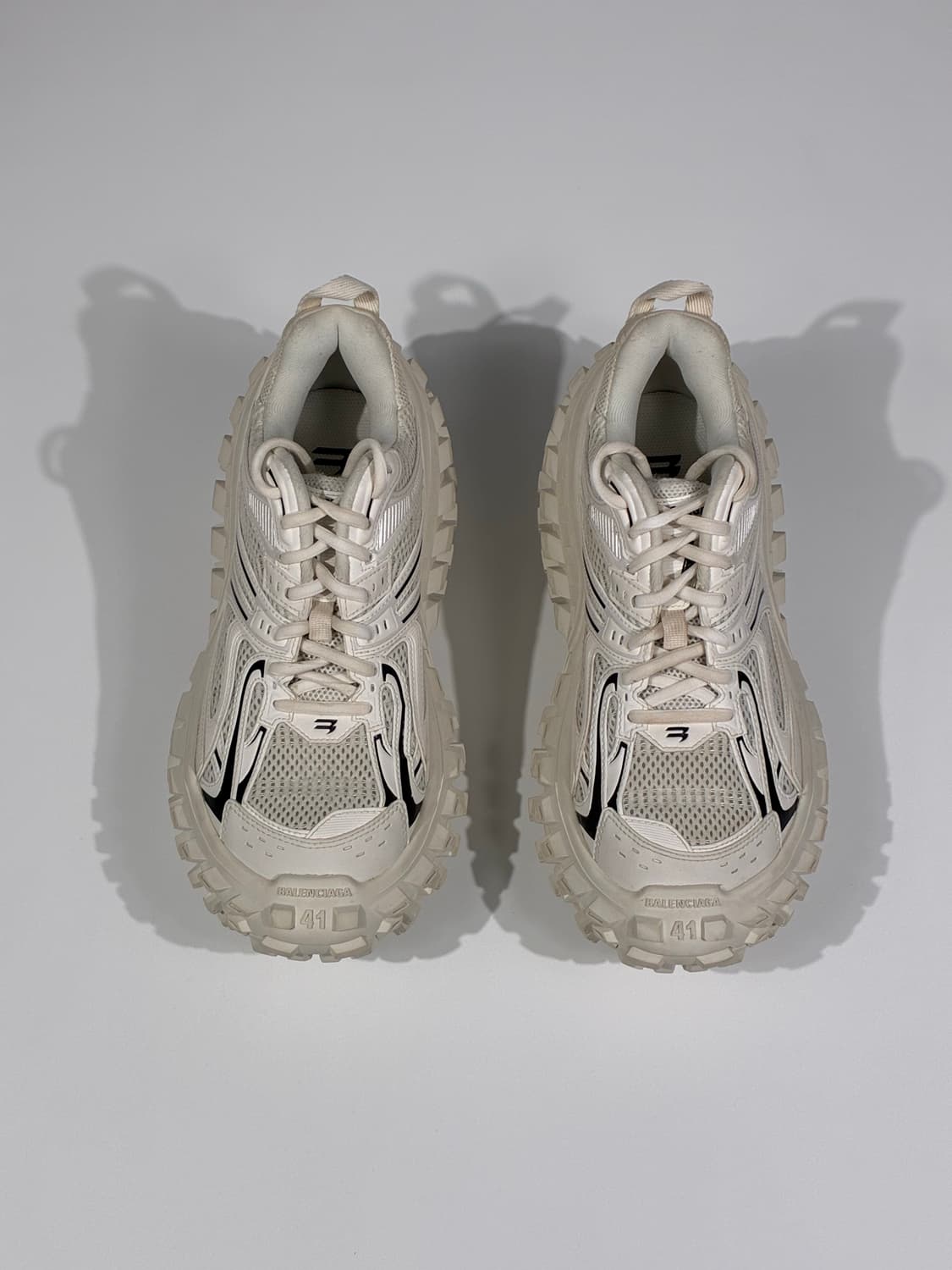 발렌시아가 디펜더 스니커즈 에그쉘/블랙 41사이즈 상품이미지1