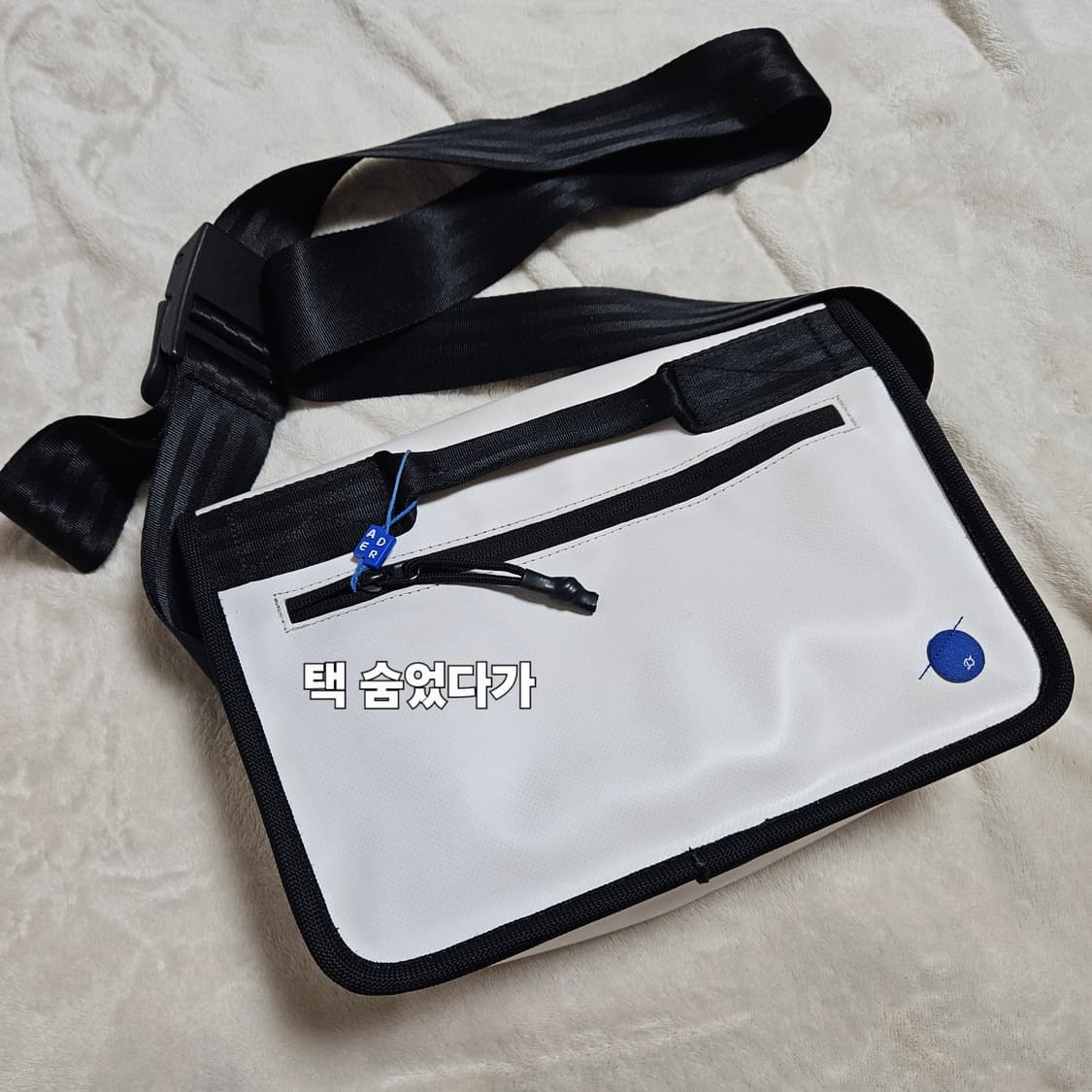 아더에러 스몰 트레이스 이스티 메신저백 화이트 상품이미지3
