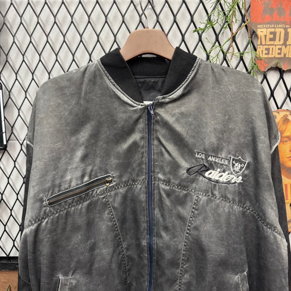 스타터 X NFL 레이더스 플라이트 바시티 자켓 후면 빅로고 포인트 차콜 상품이미지3