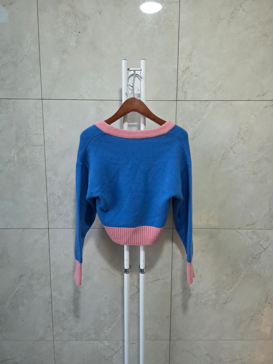 핑크배색 브이넥 울 니트  상품이미지5