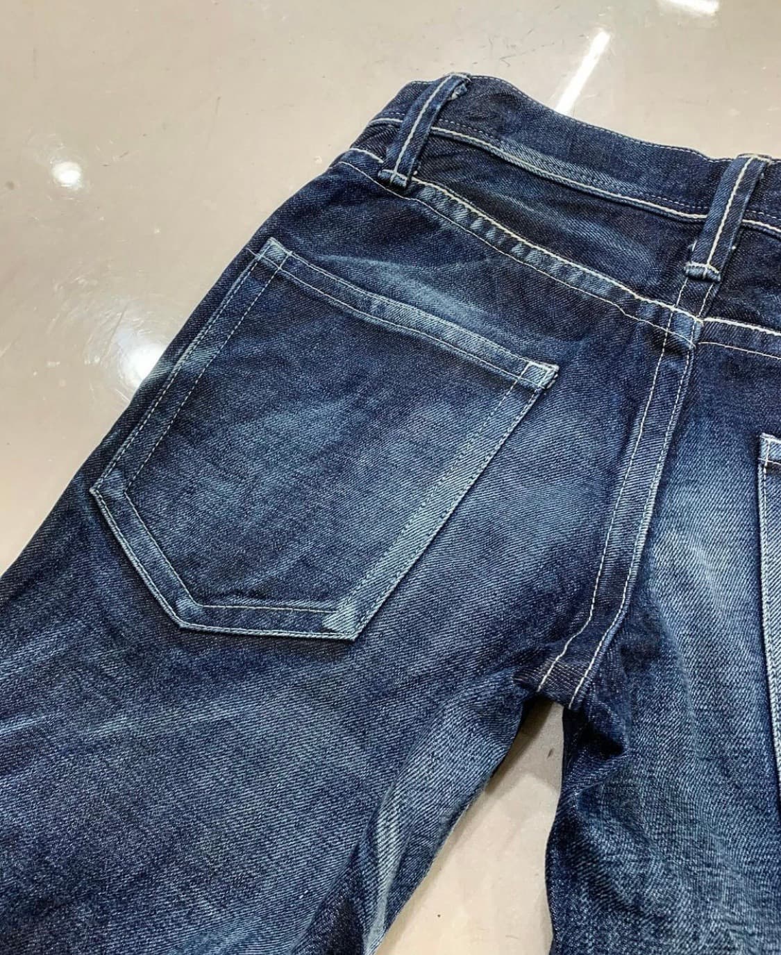 Ufin & sons 데님 워싱 디테일 플레어 팬츠 상품이미지6