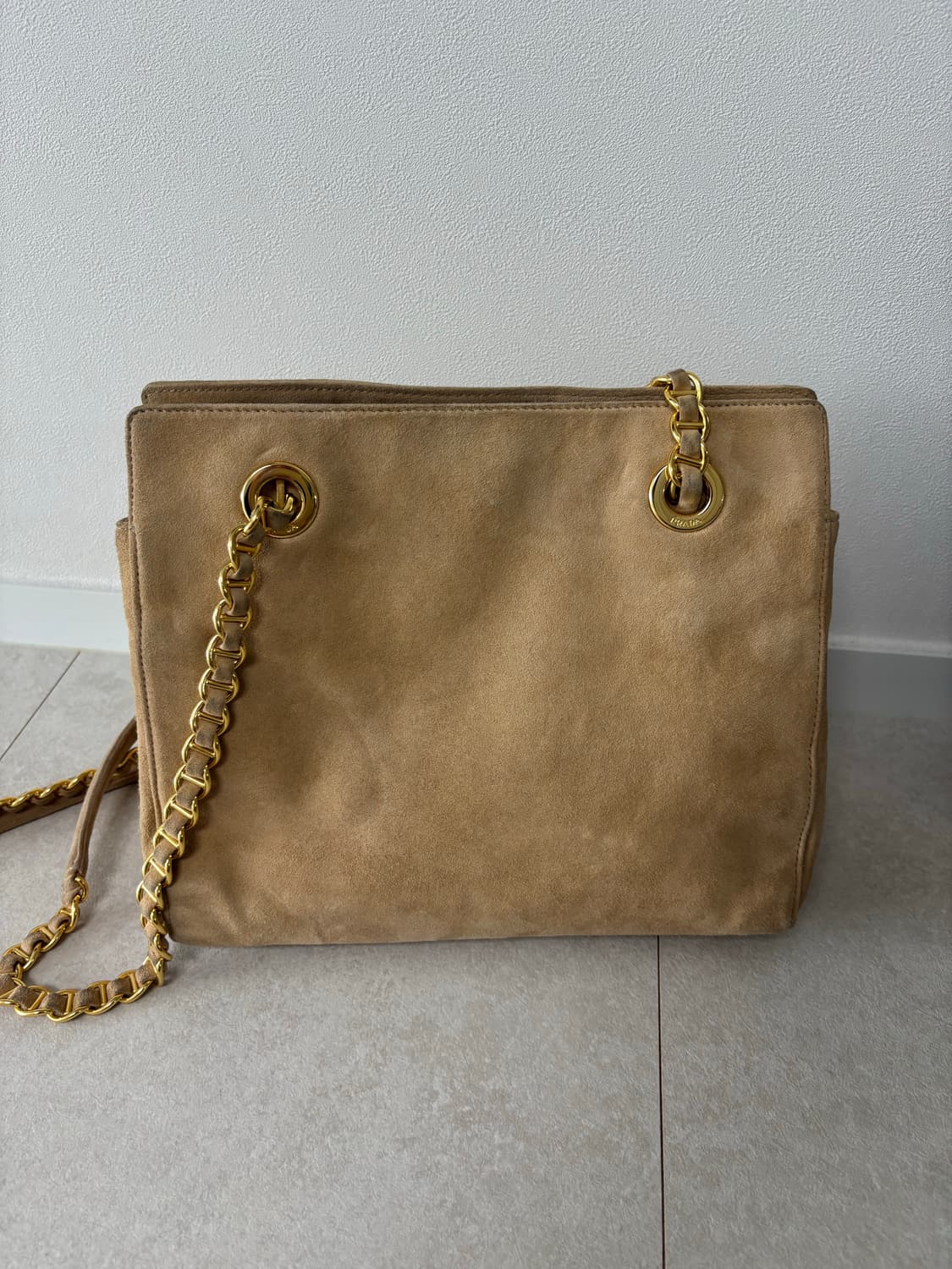 프라다 스웨이드 금장 체인 숄더백 베이지 상품이미지7