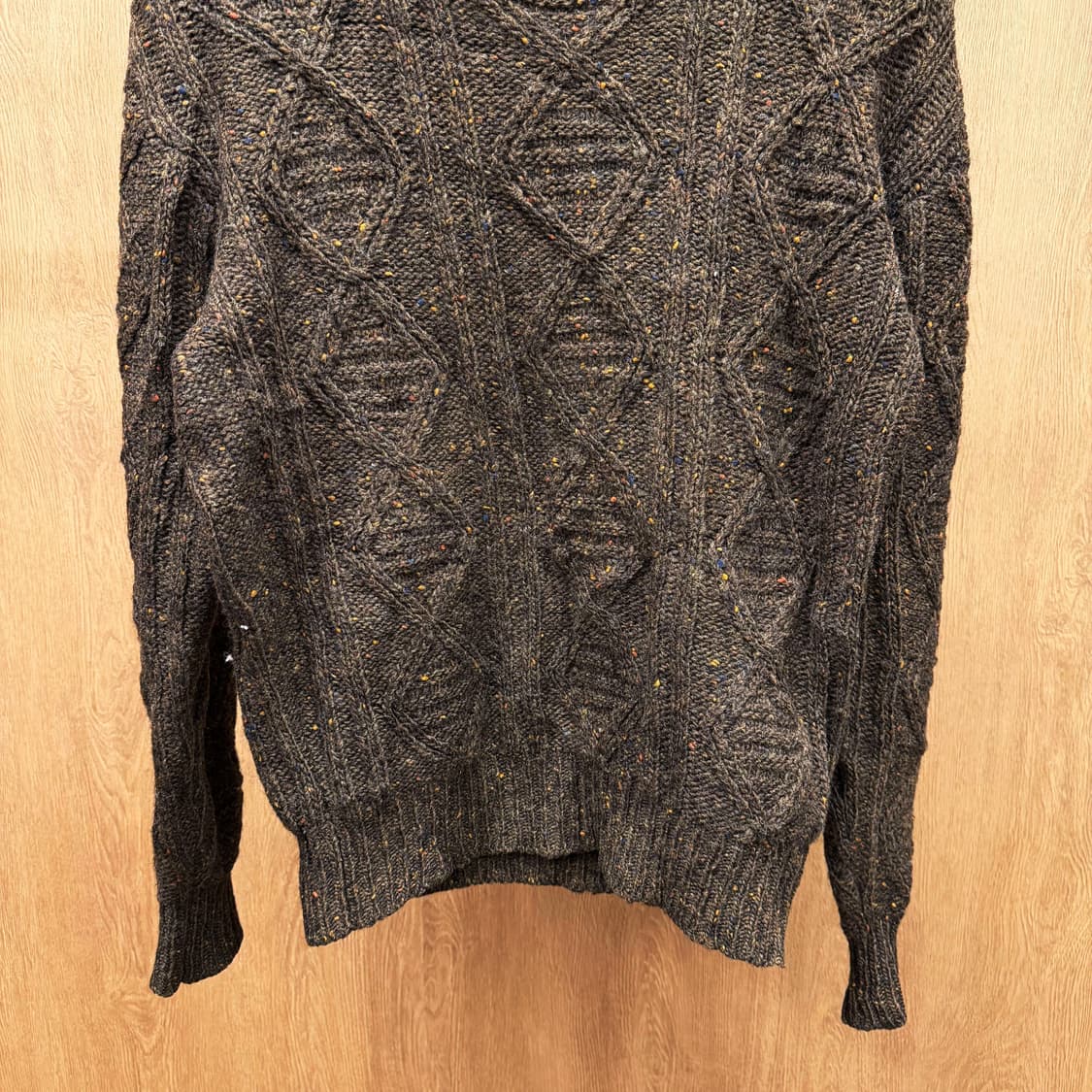 캘빈클라인 라운드넥 긴팔 니트 케이블 패턴 트위드 텍스처 디테일 브라운 상품이미지5