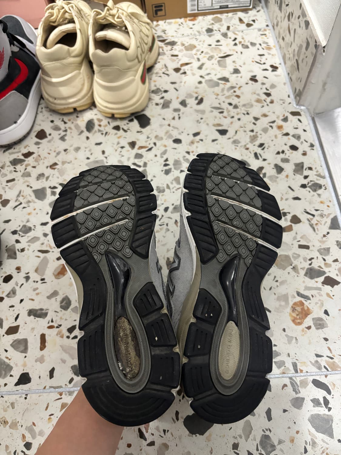 뉴발란스 990v4 회색 운동화 220 상품이미지5