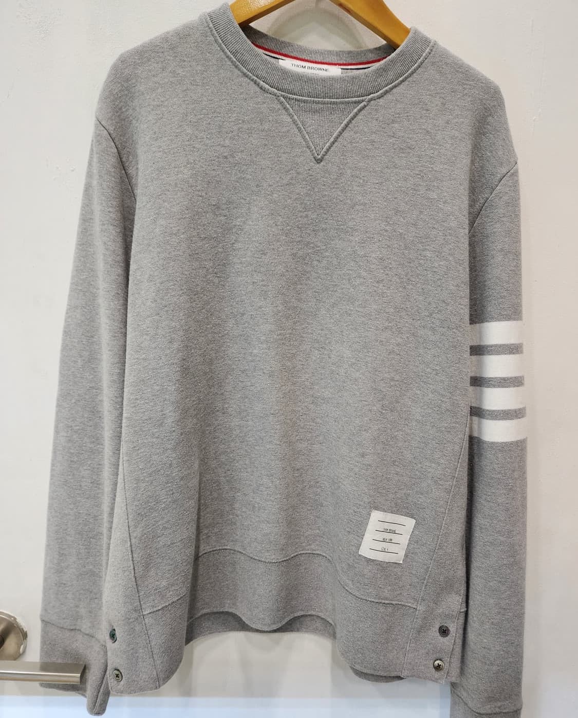 톰브라운 그레이 맨투맨 상품이미지1