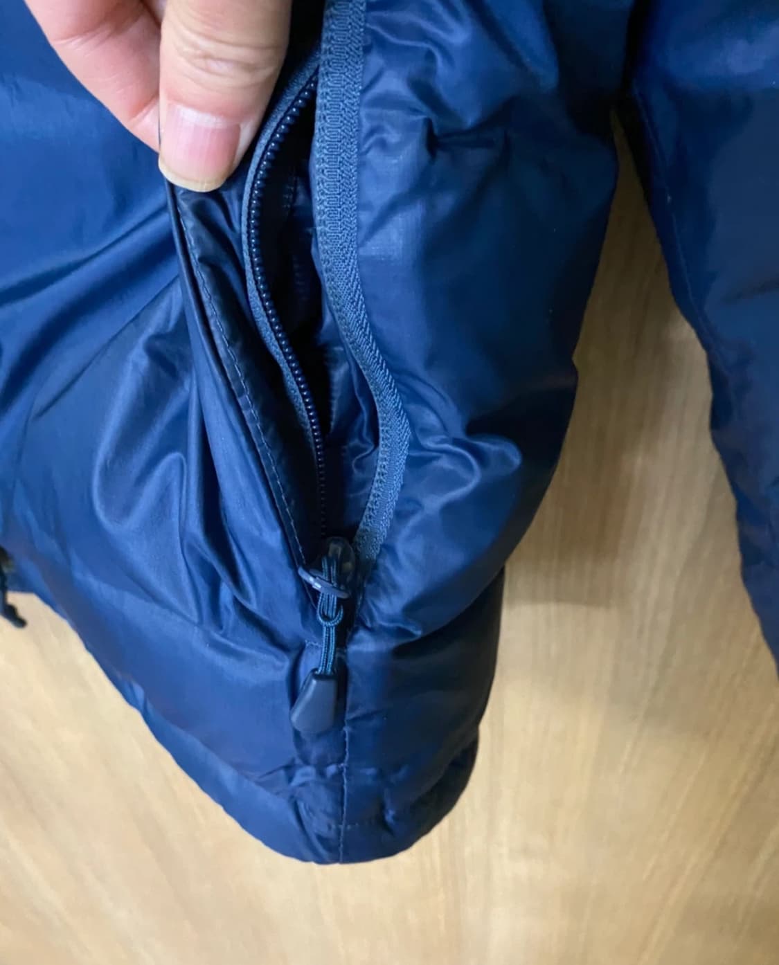 캐나다구스 네이비 패딩 후드 자켓 S사이즈입니다. 상태 좋은 제품이고,  상품이미지3