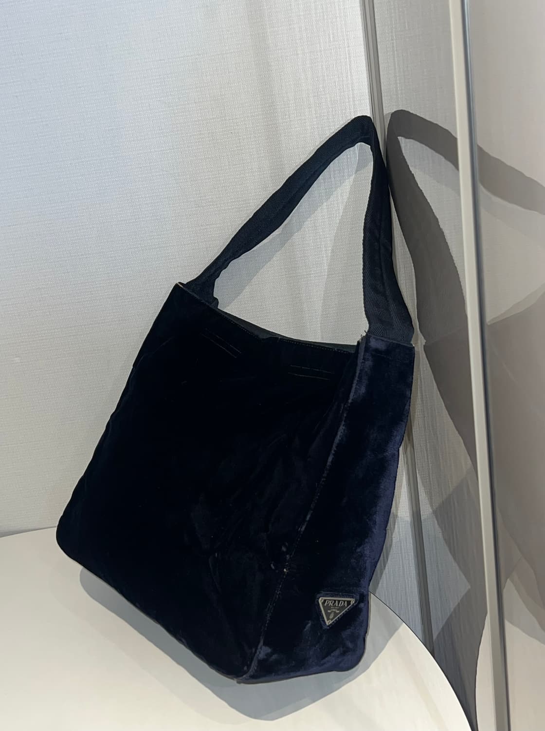 프라다 블루 벨벳 숄더백 상품이미지4