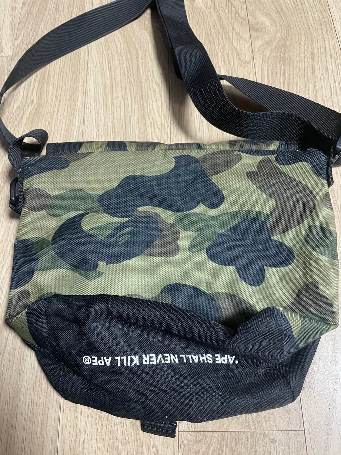 베이프 카모 크로스백 상품이미지3