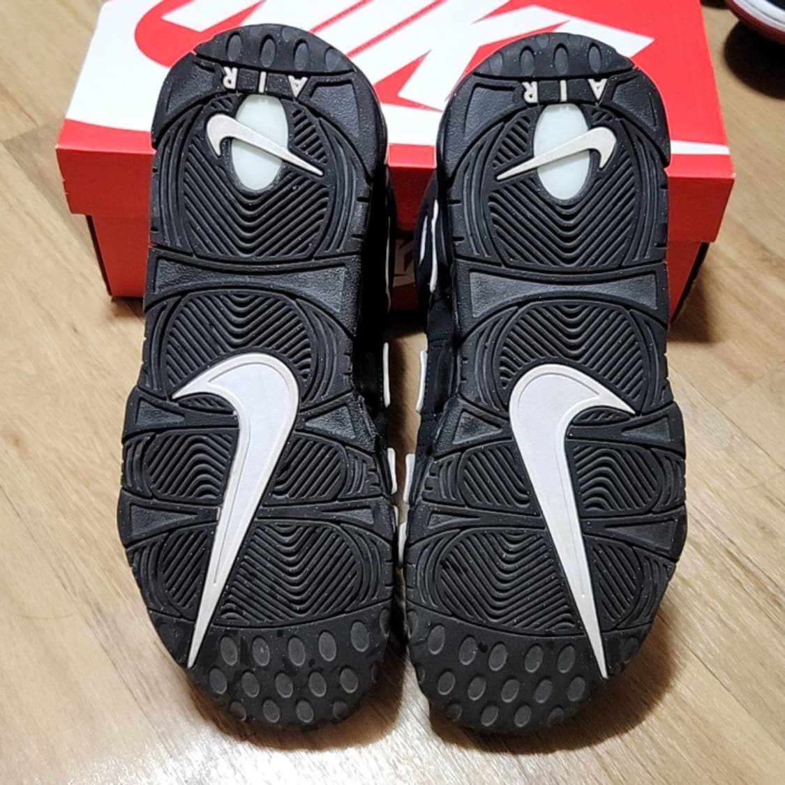 나이키 275 업템포 블랙 화이트 상품이미지6