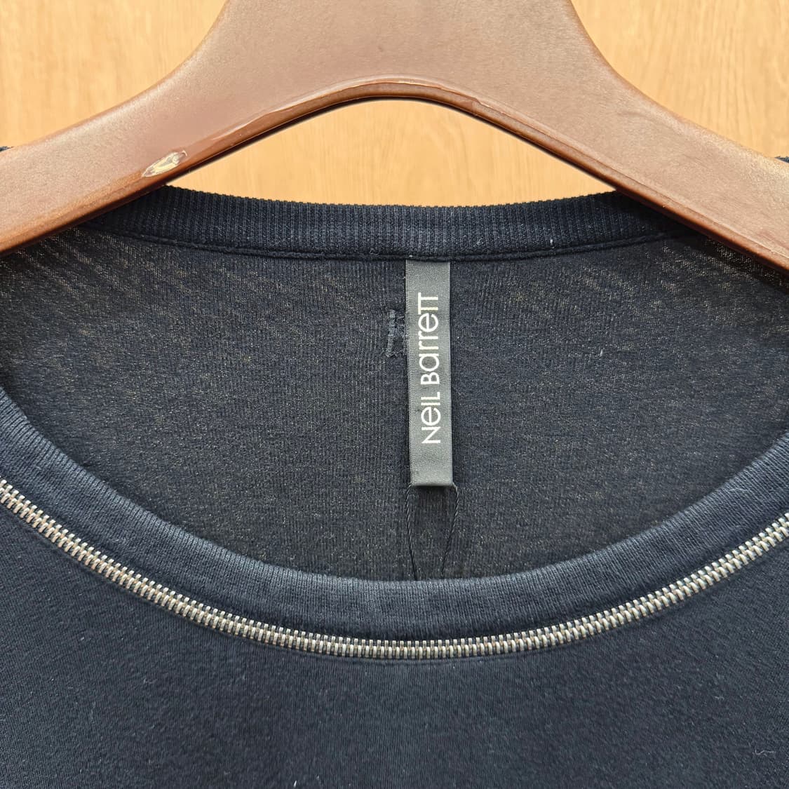 닐 바렛 맨투맨 스트라이프 배색 메탈 지퍼 다이아 퀄팅 패널 디테일 블랙 상품이미지7