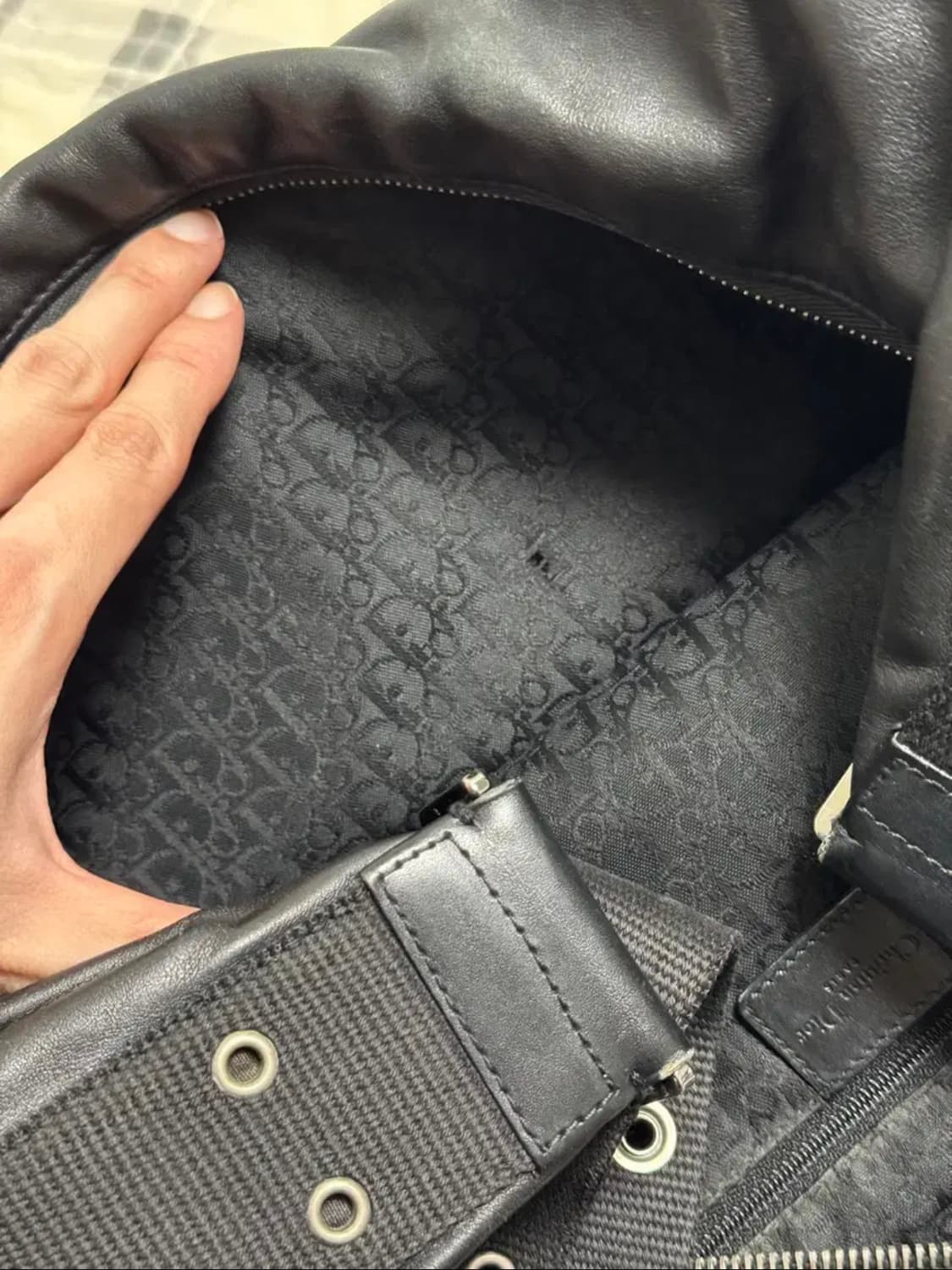 [36만원할인] 디올 트로터 디오리시모 스트릿시크 반달 크로스백 레더 상품이미지8