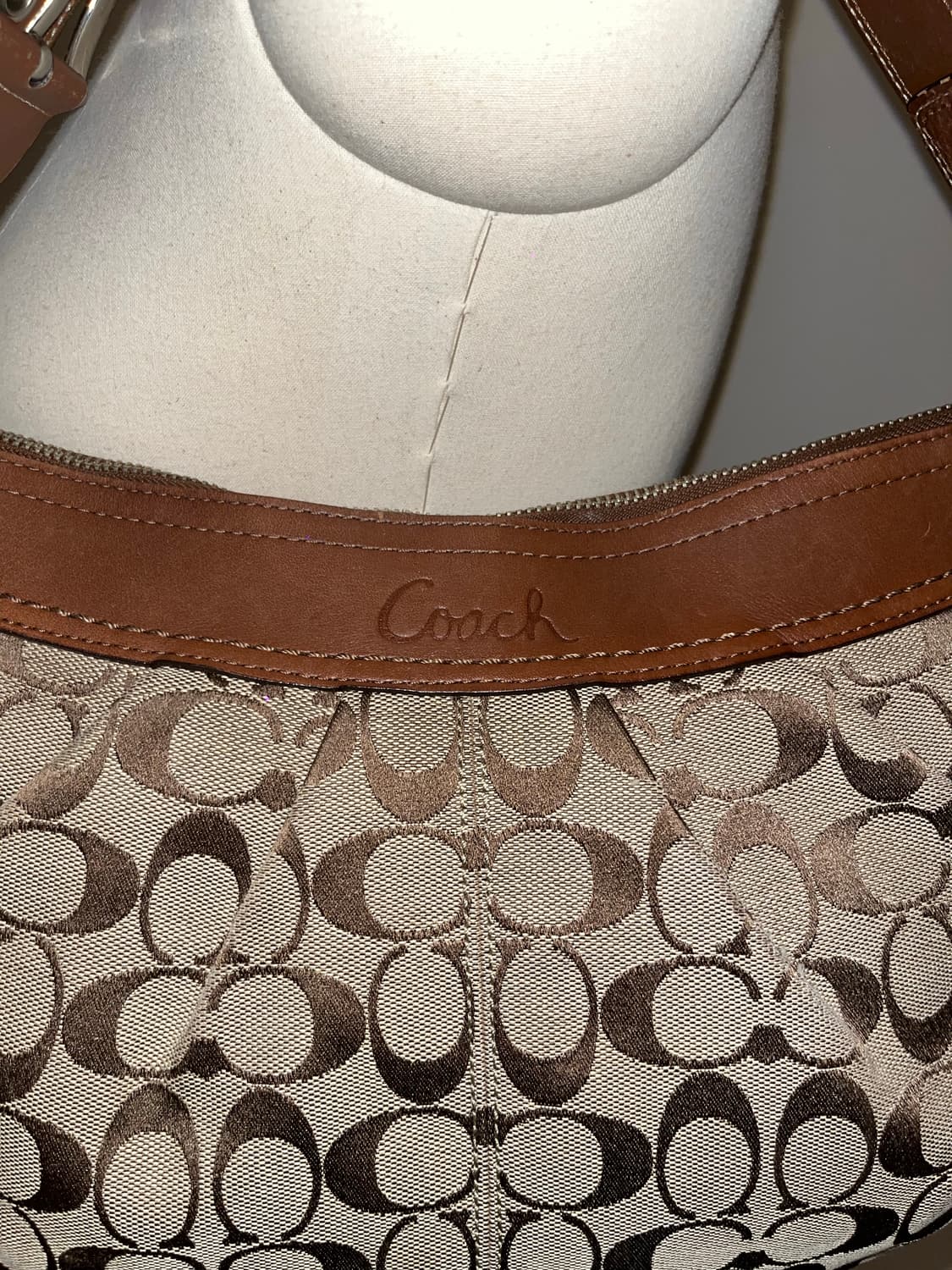 Coach Beige Half Moon Bag 상품이미지4