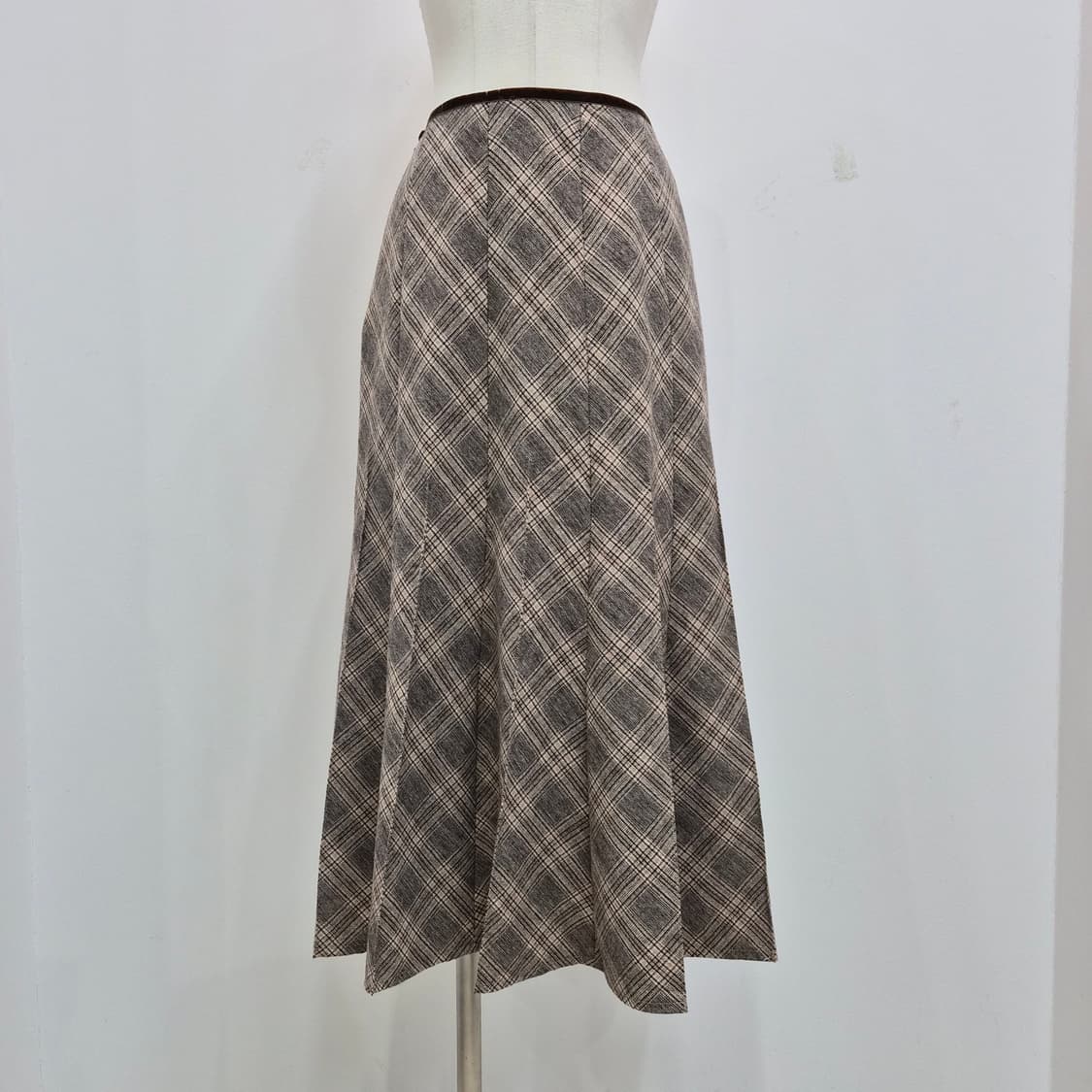 울혼방 브라운 클래식 체크 플레어 롱스커트  상품이미지1