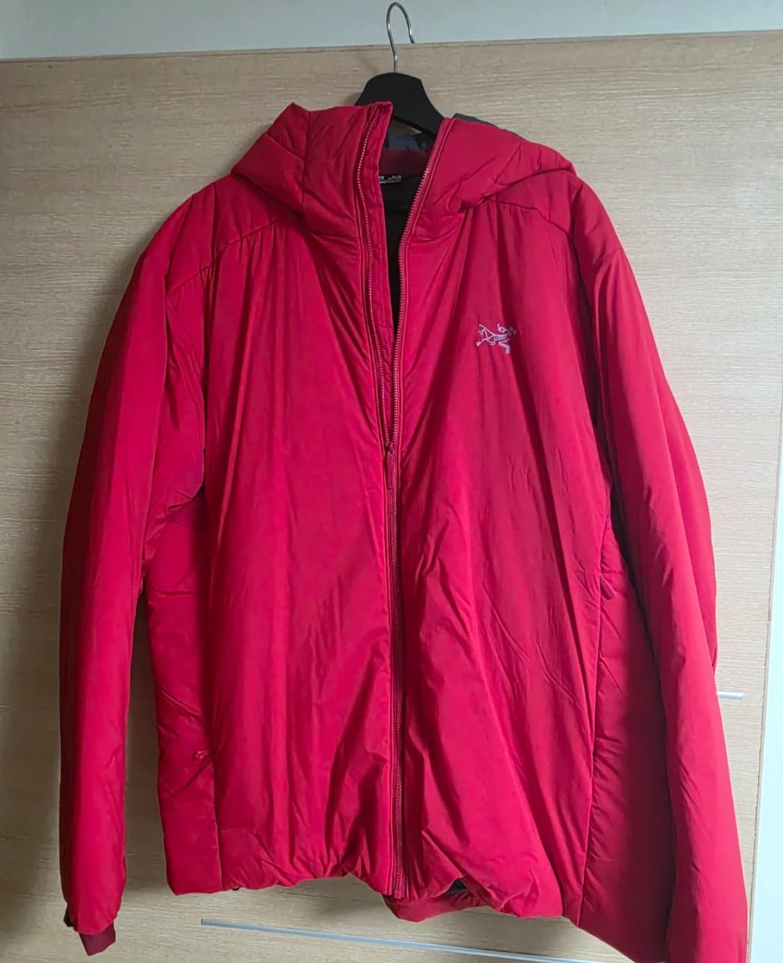 아크테릭스 아톰 헤비웨이트 빨간색 XL 사이즈 판매합니다. 등산용으로 구 상품이미지1