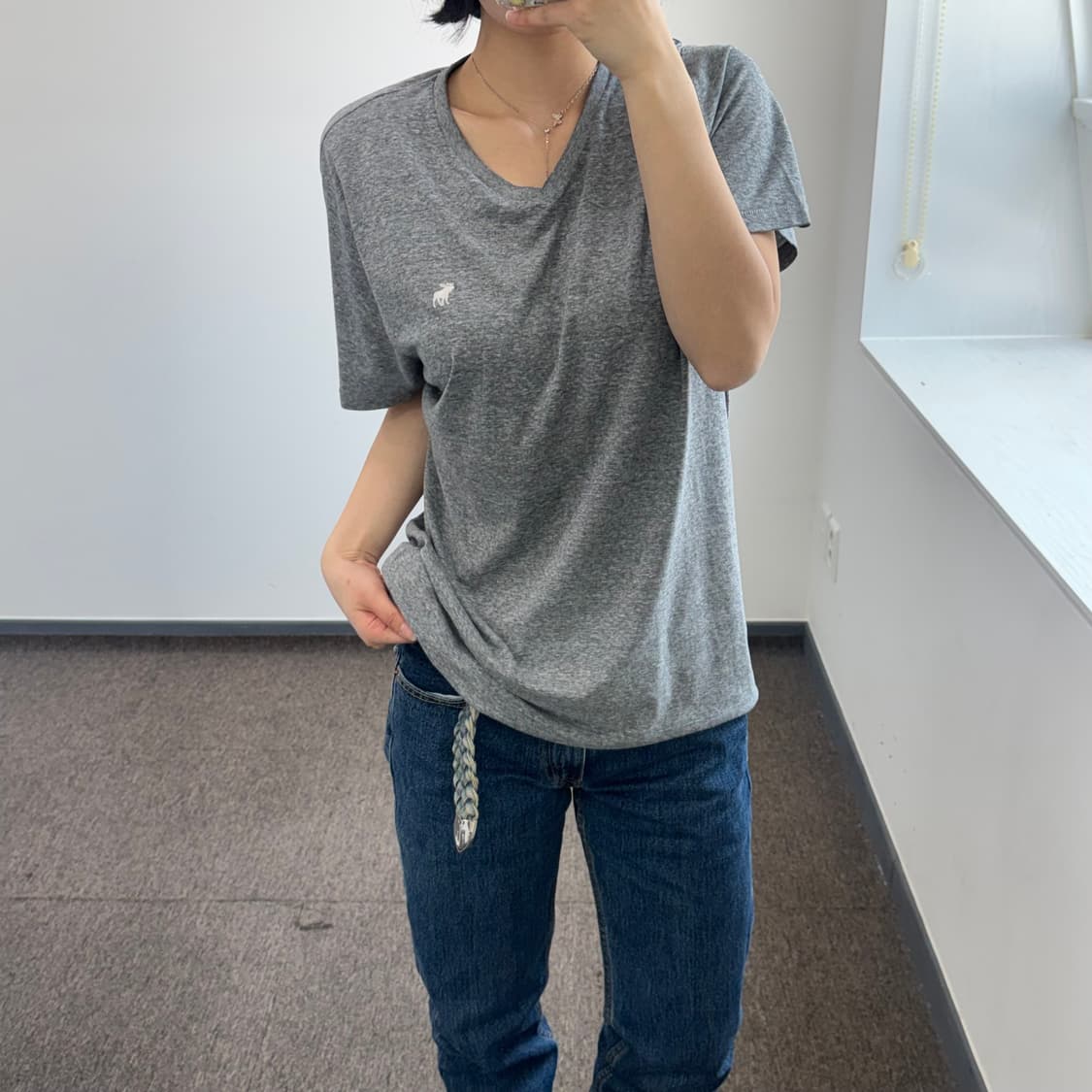 Abercrombie 아베크롬비 스몰로고 그레이 브이넥 반팔티 상품이미지1