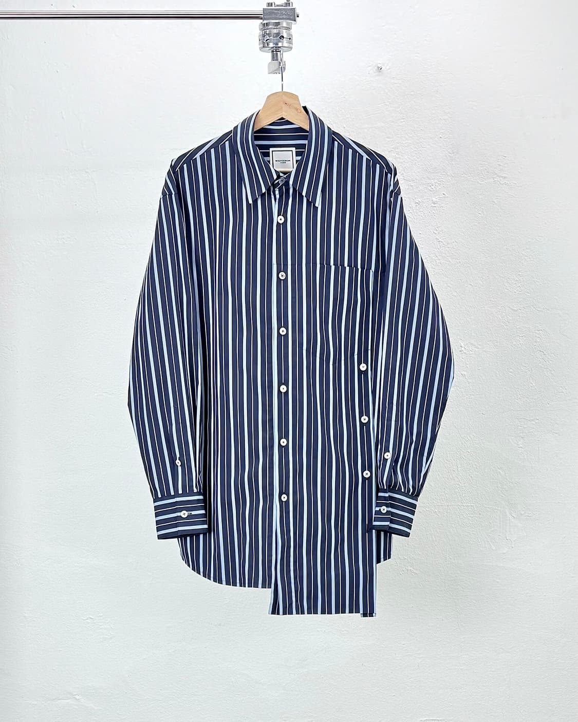 우영미 블루 스트라이프 비대칭 드레이프 오버 버튼 소프 셔츠 상품이미지1