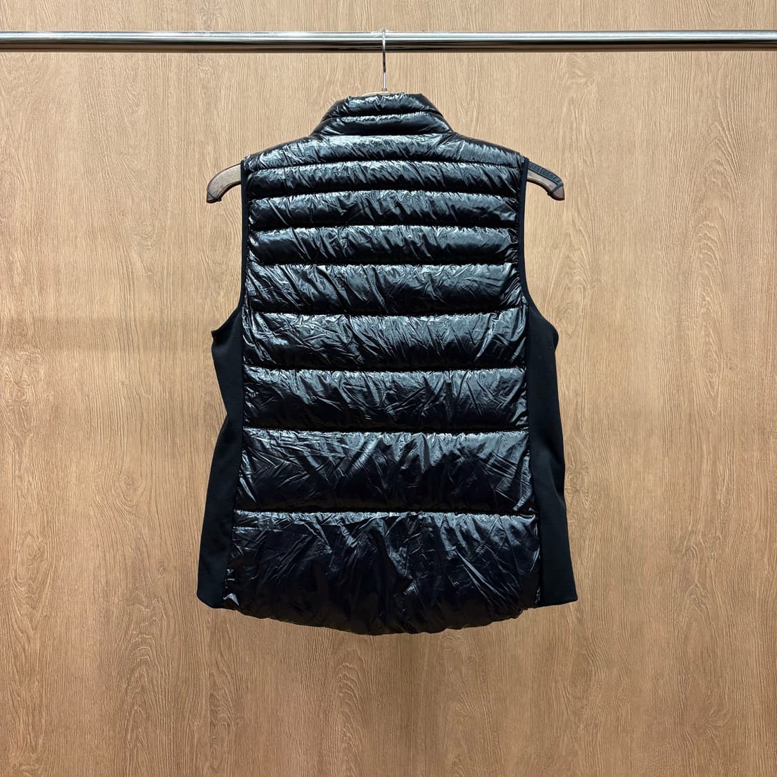 도나카란 뉴욕 하이넥 경량 패딩 베스트 하단 로고 프린트 디테일 블랙 상품이미지3