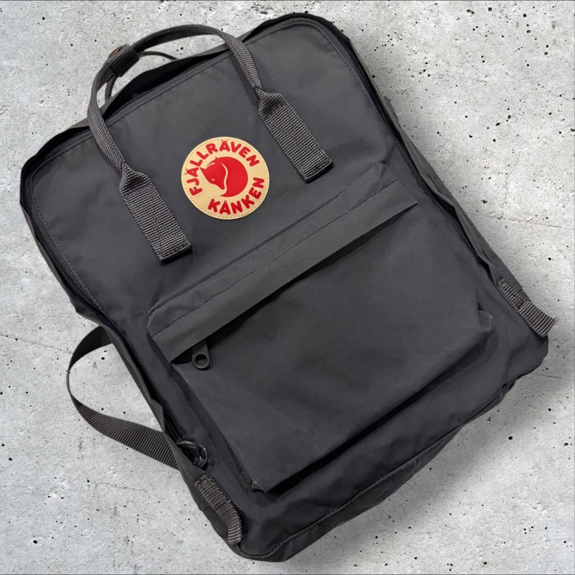 피엘라벤 칸켄 백 챠콜 백팩 상품이미지1