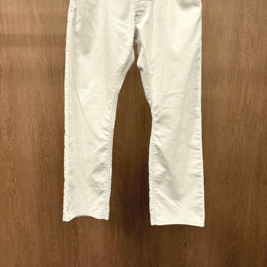 버버리 블랙 라벨 스트레이트 팬츠 골덴 스티치 가죽 패치 디테일 화이트 상품이미지5