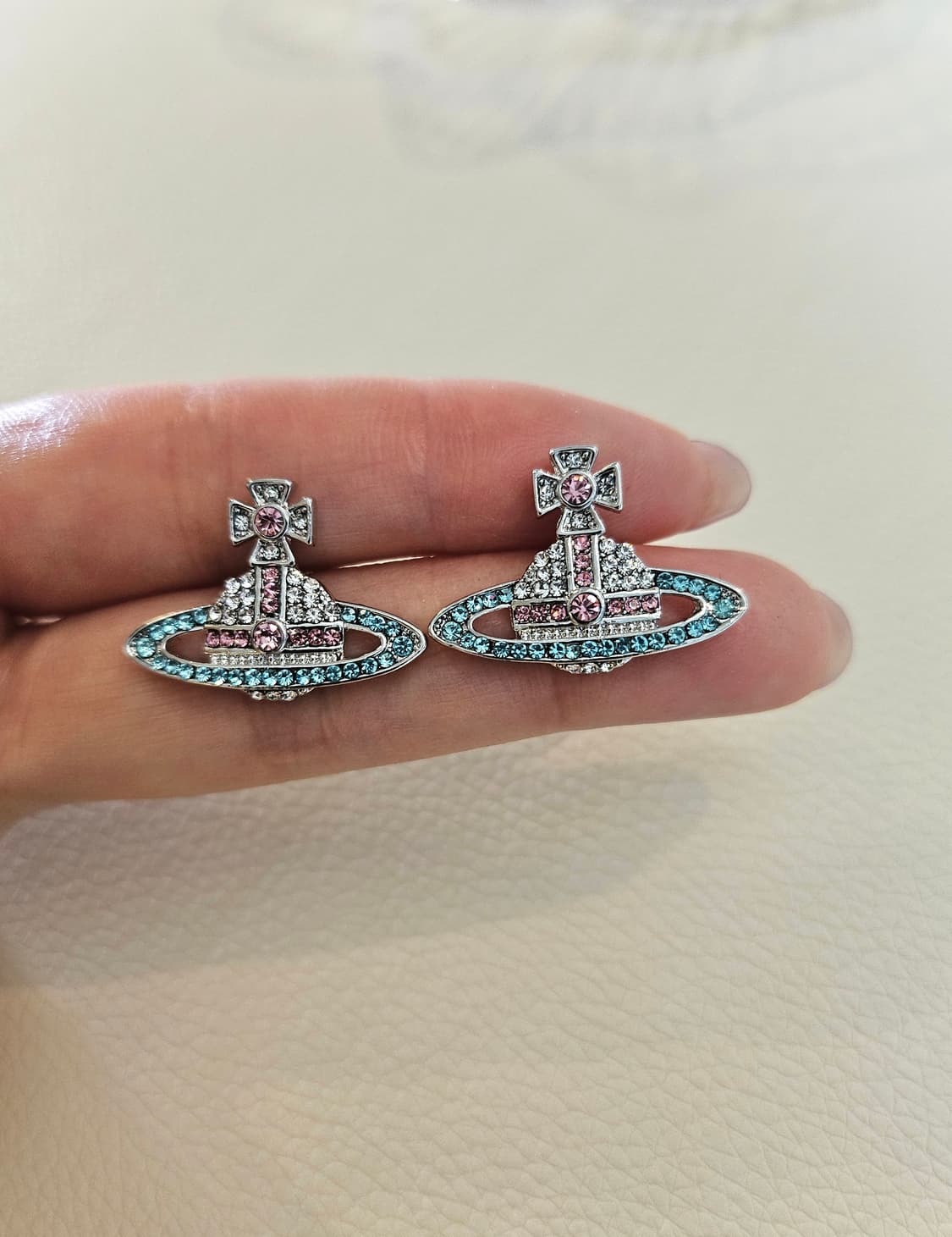 비비안웨스트우드 업사이클링 블루큐빅 귀걸이 상품이미지6