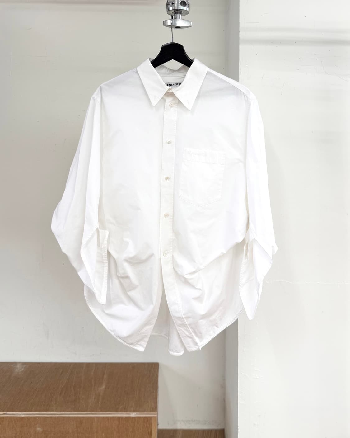 발렌시아가 화이트 볼륨 패턴 포켓 셔츠 상품이미지1