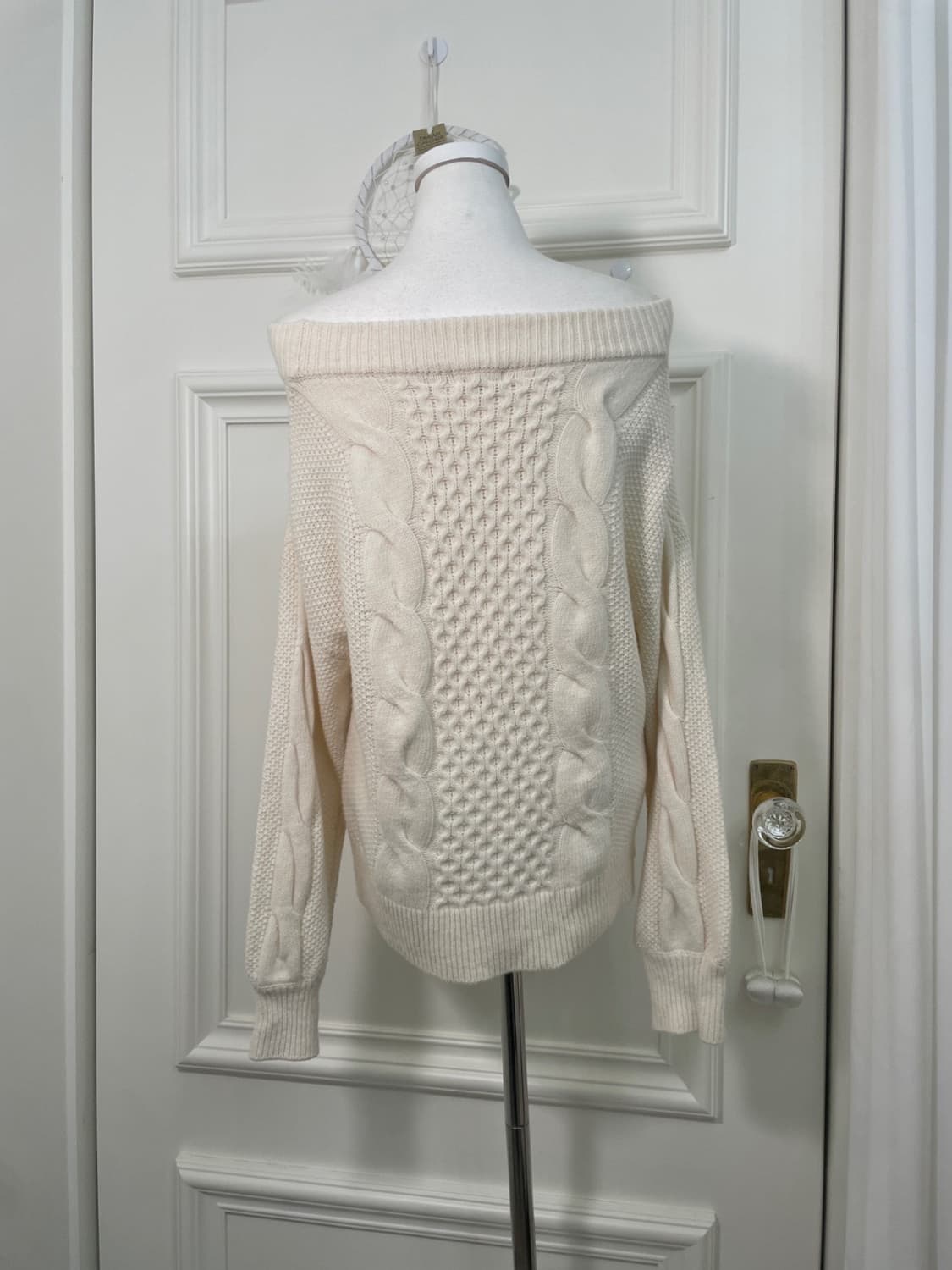 ivory off-shoulder wool pompom sweater 상품이미지3