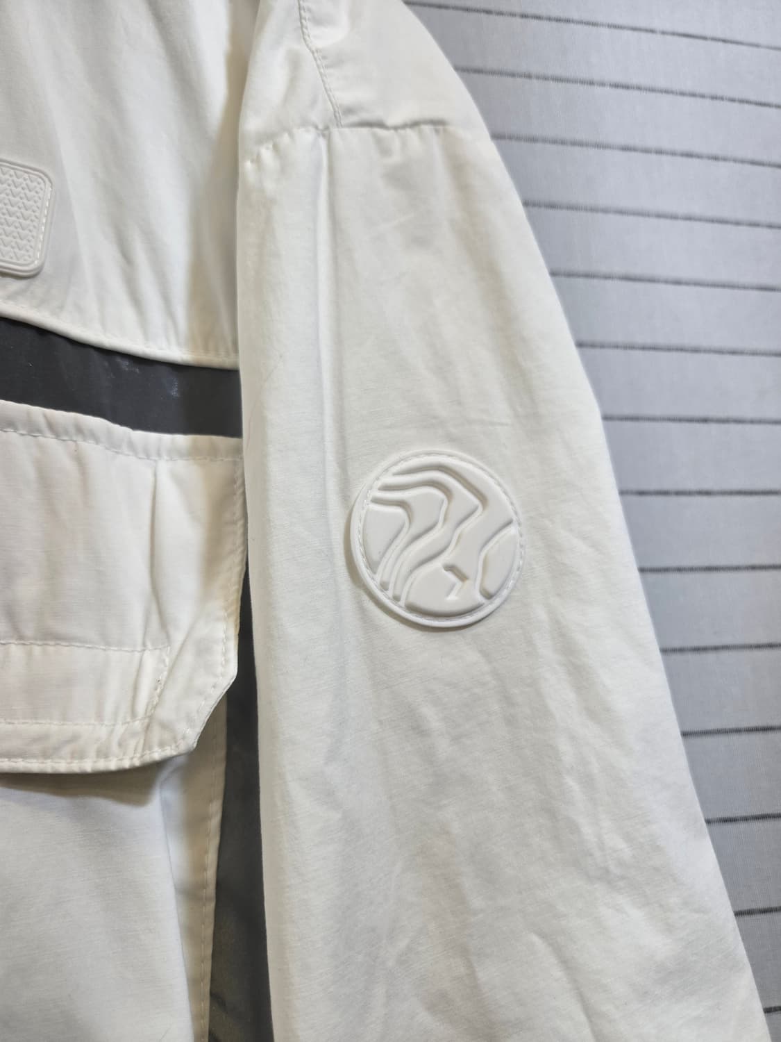 디스커버리 익스페디션 화이트 바람막이 자켓 상품이미지4