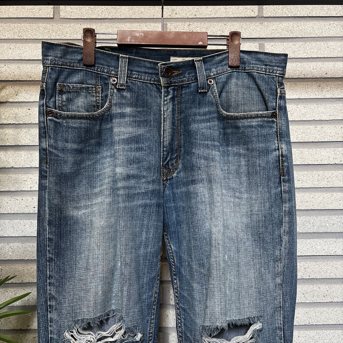 DKNY 클래식 인디고 페이드 데님팬츠 디스트로이드 디테일 상품이미지4