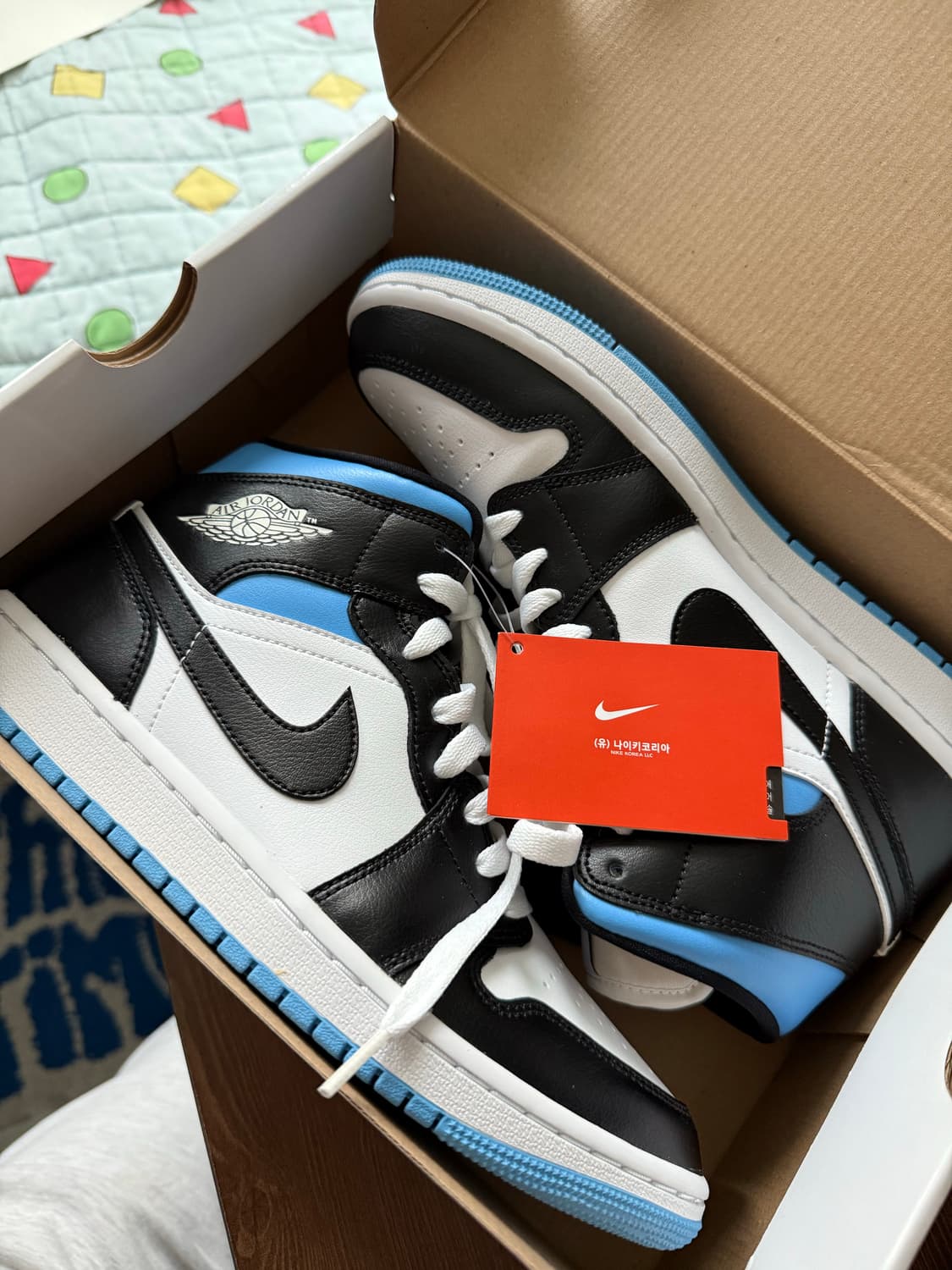 나이키 조던1 미드 화이트 블랙 유니버시티 블루 (270) 상품이미지1