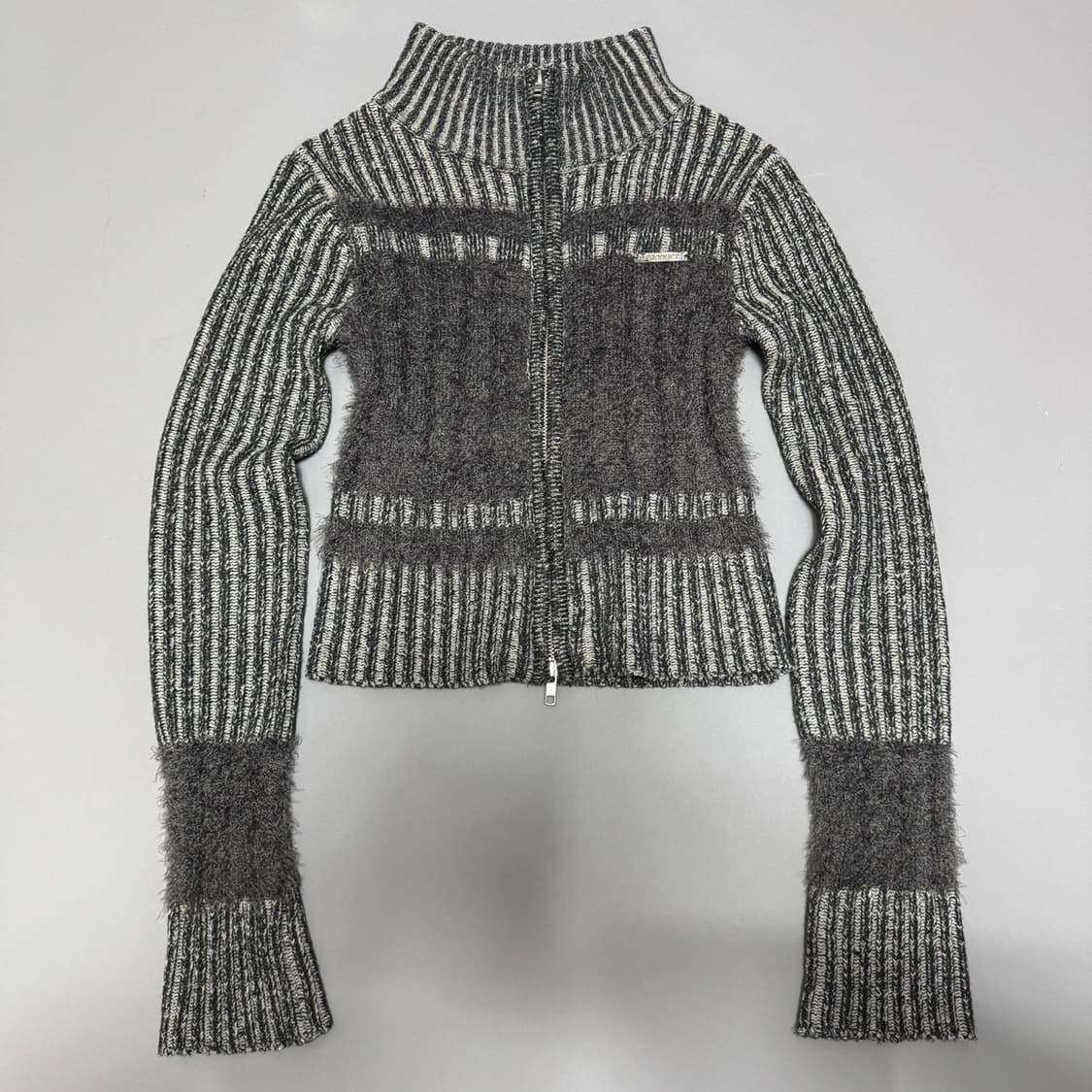 SLY JAPAN 차콜컬러 플레이트 로고 아크릴 립드 샤기 니트 집업 상품이미지9