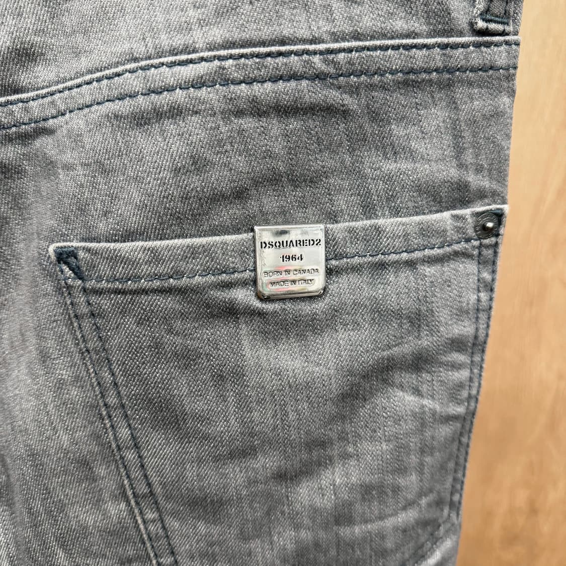디스퀘어드2 데님 팬츠 레드 탭 포켓 스터드 슬림 스트레이트핏 그레이 상품이미지7