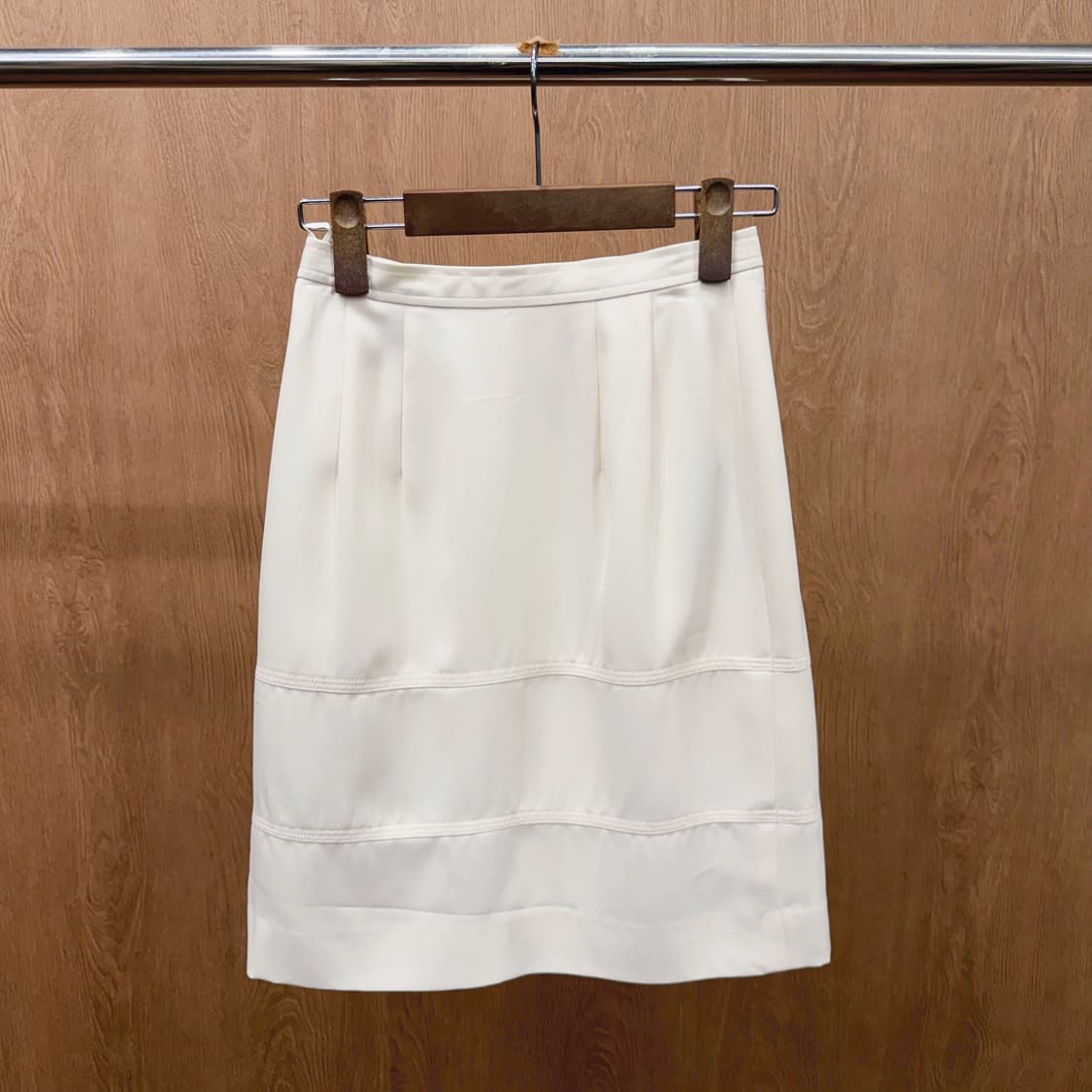 꾸레쥬 미디 스커트 로고 자수 사이드 슬릿 라인 디테일 A라인 화이트 상품이미지3