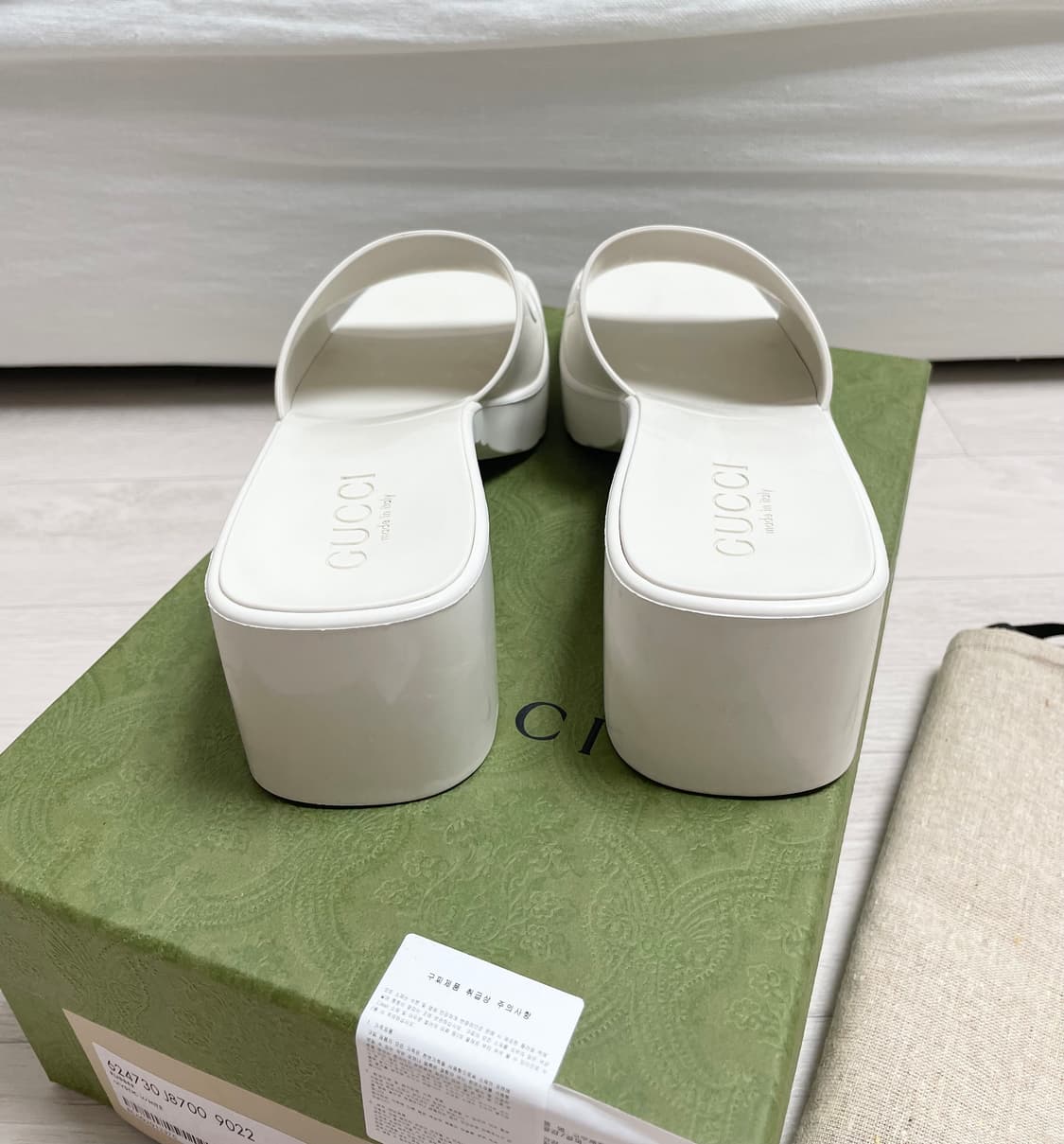 구찌 GUCCI 러버 슬라이드 샌들 화이트 (245-250) 상품이미지7