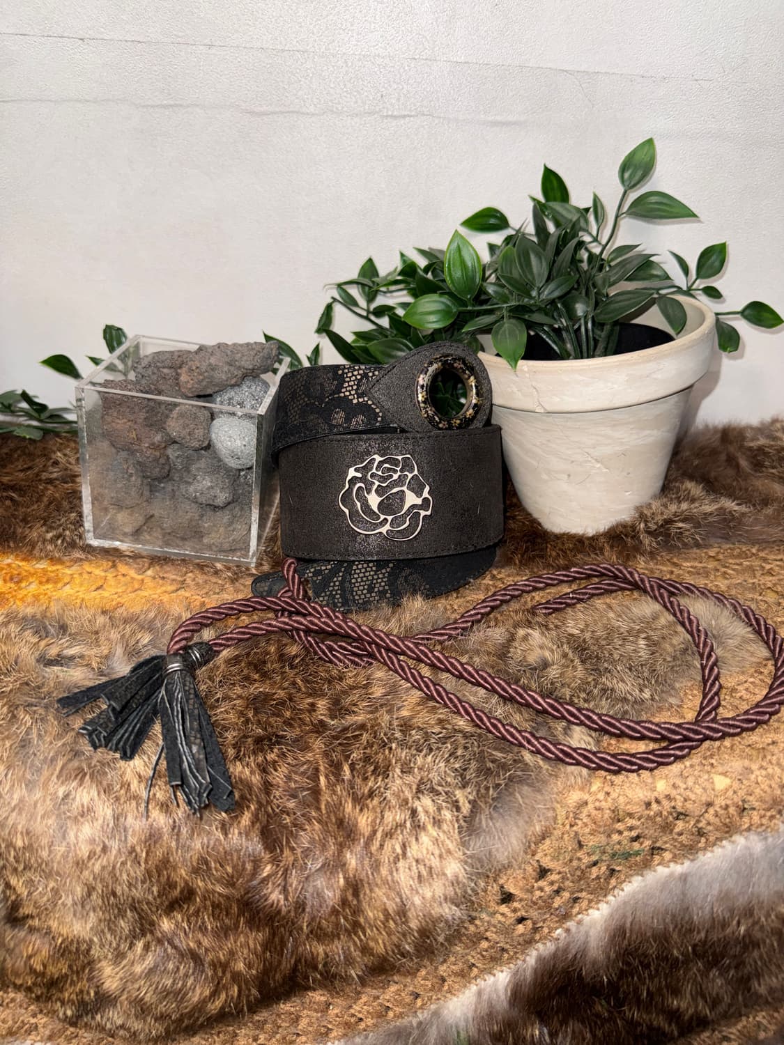 Black oriental floral suede strap belt 상품이미지1